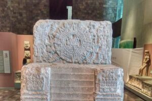 National Museum of Anthropology: a journey into Mexico's past - English lang. - Museum setting: Bosque de Chapultepec, big building energy