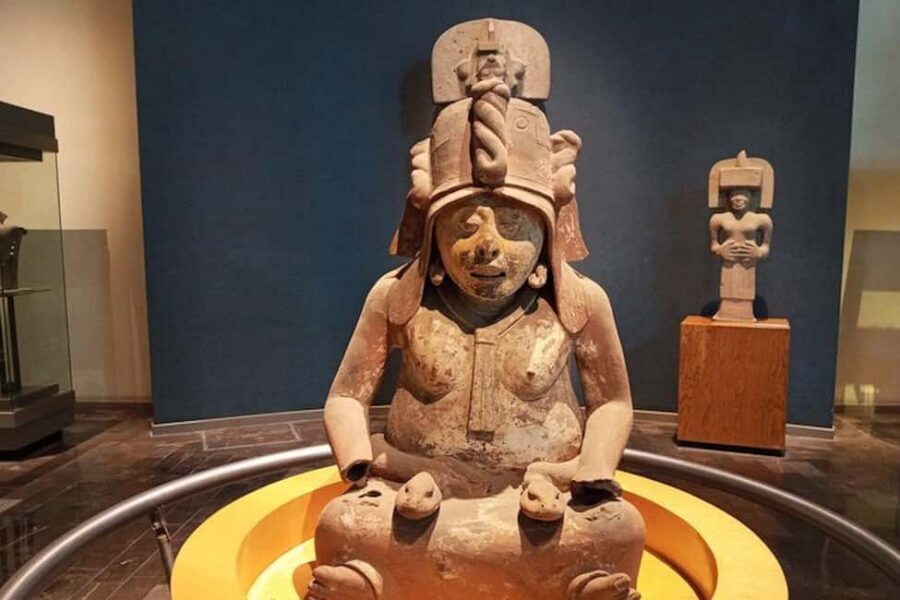 National Museum of Anthropology: a journey into Mexico's past - English lang. - Replica of the tomb of Pakal the Great: why rulers show up in the story