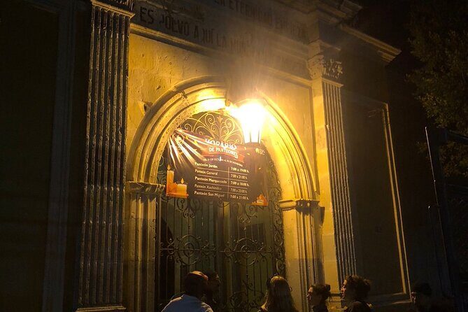 Oaxaca city bike ride - History & traditions - Stop 4: Los Arquitos de Xochimilco and neighborhood history