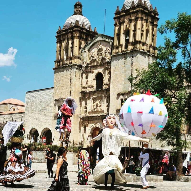 Oaxaca City: Bike Tour with Professional Guide+Art workshop - Barrio de Jalatlaco: neighborhood texture and quick photo beats