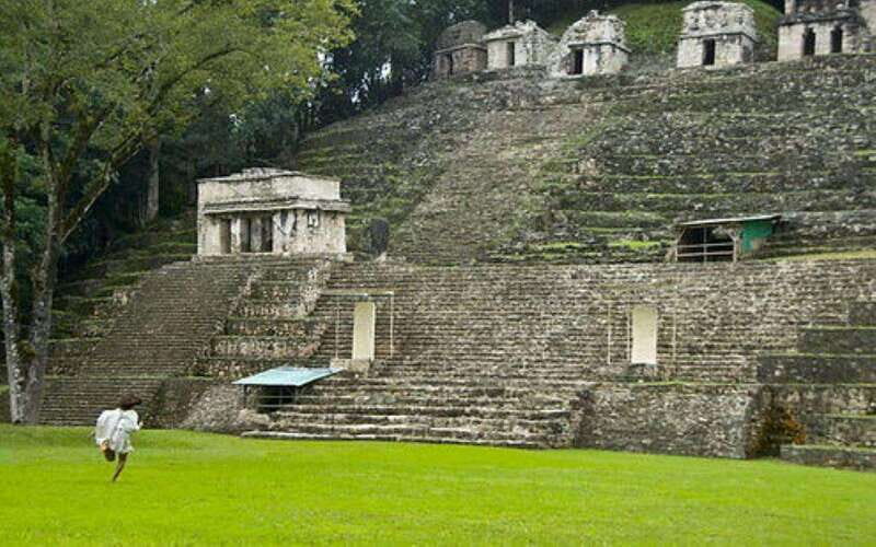 Palenque: Yaxchilán and Bonampak 1 Day Tour - Yaxchilán: Mayan stonework in a jungle setting