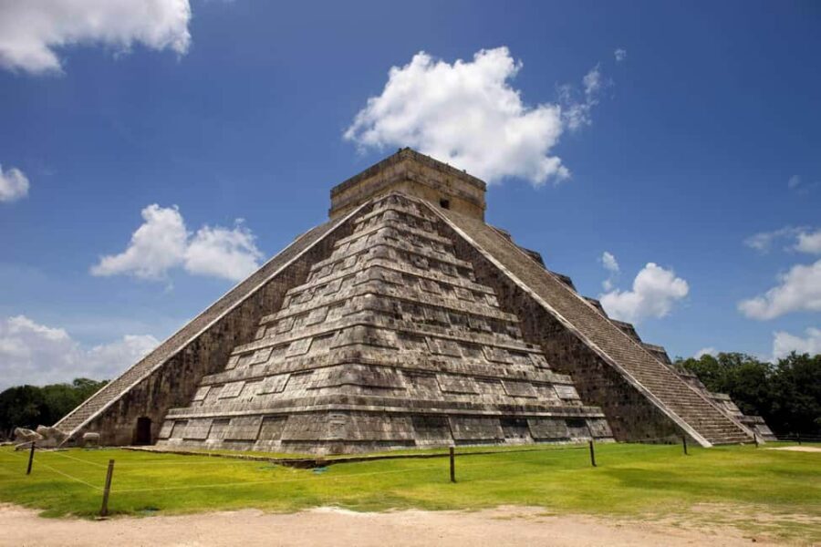 Playa del Carmen: Chichen Itza Early Tour with Expert Guide - Walking shoes, no flash, and what to bring for a smooth sunrise