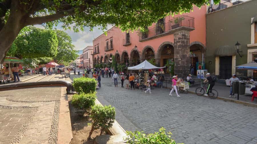 Premium Tequila Tour with a professional tasting - Guides and the bilingual experience (English/Spanish, plus German private groups)