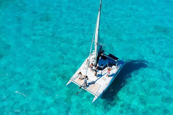Private Catamaran from Cancun to Isla Mujeres for up to 13 People - The crew: Fernando, Willy, and the team that keeps things moving