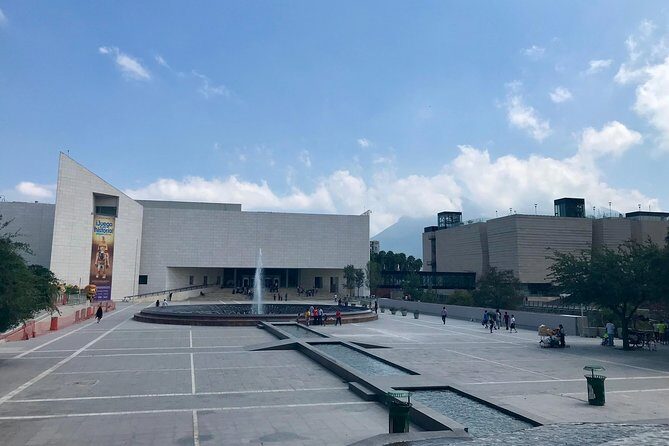 Private English Monterrey City with a Local Guide (Up to 6 ppl) - English guide support: what you should expect from the human part