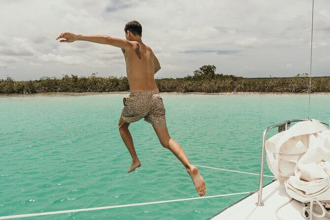 Private sailing tour of Bacalar Lagoon - The cenote area: Cenote Negro or Cenote de la Bruja