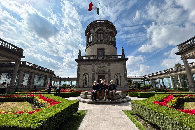 PRIVATE Tour Chapultepec Castle - Getting oriented at Estela de Luz before the climb