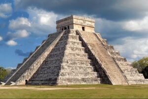 Private Tour Chichen Itza Cenote Valladolid All Inclusive - Chichén Itzá with a guide who handles the crowd factor