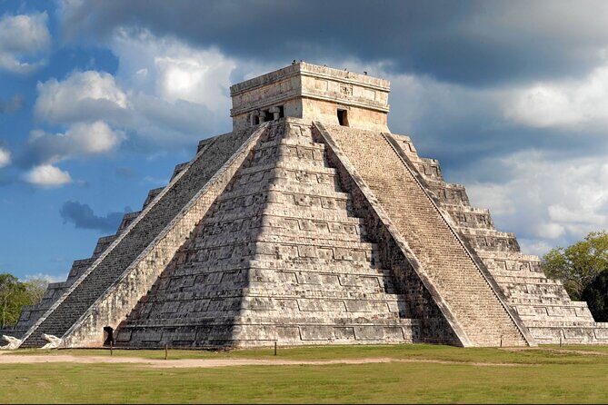 Private Tour Chichen Itza Cenote Valladolid All Inclusive - Chichén Itzá with a guide who handles the crowd factor