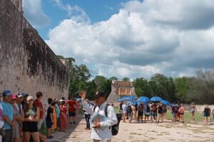 Private Tour in Chichen Itza Official History Guide - Stop 2: Temple of the Warriors and the Northern-to-Southern Walk