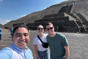 Private Tour: Teotihuacán/Basílica de Guadalupe Hotel Pick Up - The morning drive: from Mexico City traffic to Teotihuacán focus