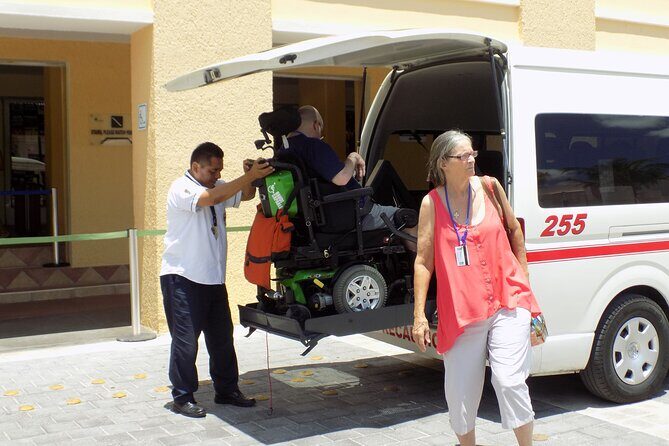 Private Transfer between Cozumel Airport or Ferry, and Hotels - In the Car: What Private, Air-Conditioned Really Means
