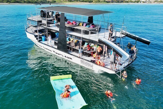 Private Yacht Charter ChicaFUN 2 Waterslides All Inclusive - Key highlights at a glance