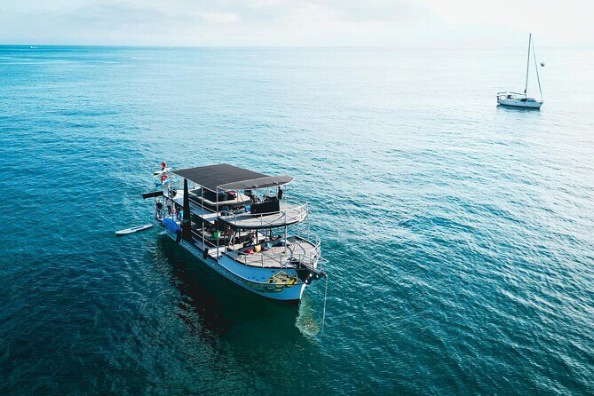 Private Yacht Charter ChicaFUN 2 Waterslides All Inclusive - Meeting points and getting there without stress
