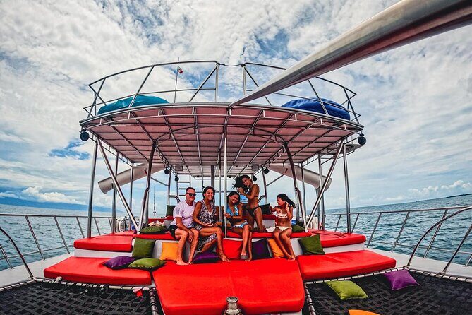 Private Yacht Charter ChicaFUN 3 Waterslides All Inclusive - What you actually get: open bar, fresh snacks, and included gear
