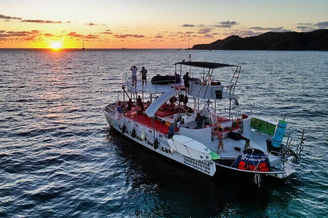 Private Yacht Charter on ChicaFun 1 Waterslides all inclusive - All-inclusive onboard: drinks, snacks, snorkel gear, and the water-toy lineup