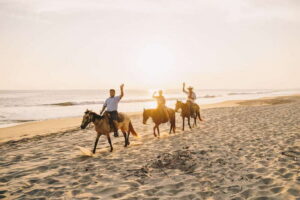 Puerto Escondido: Sunset Horse Back Riding Tour - San José Manialtepec: starting your 2 hours on horseback