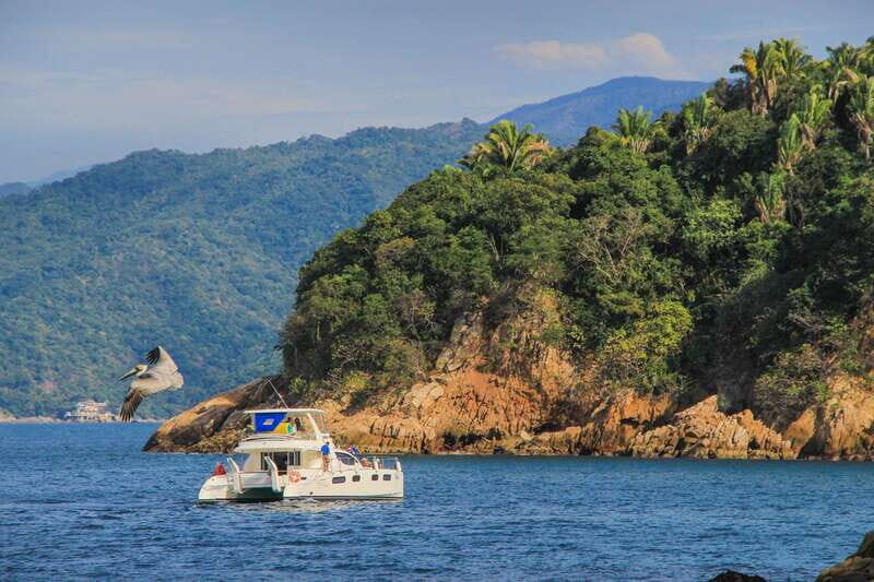 Puerto Vallarta: Luxury Yacht Tour with Lunch and Open Bar - Entering the Bay of Banderas: the cruise that sets the tone
