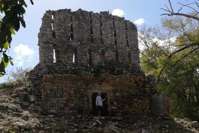 Puuc Route Mayan Archaeological Ruins: Uxmal, Kabah, Sayil and Labnah - Kabah’s Codz Pop masks and the palace where royal life lived
