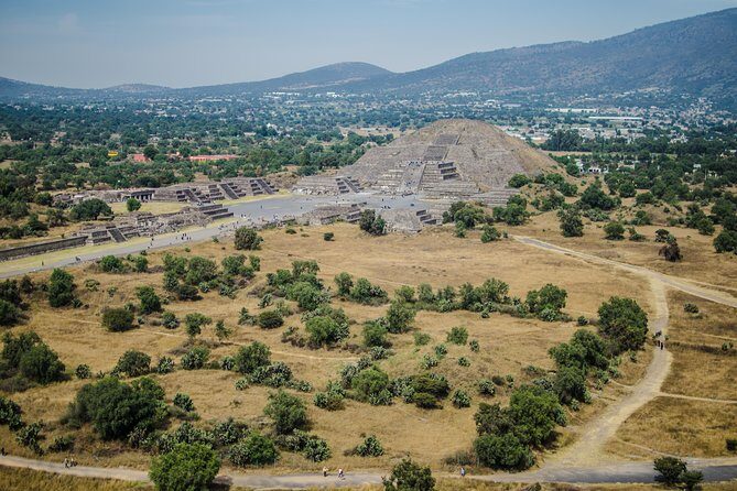 Pyramids of Teotihuacan, Guadalupe Shrine & Tlatelolco Tour - Stop 3: Basilica de Santa Maria de Guadalupe—1 hour of sacred art