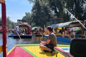 Riding Boats +Warm Mex Food+ Frida Kahlo's neighborhood (private) - Tacos during the boat ride: easy, local, and timed well