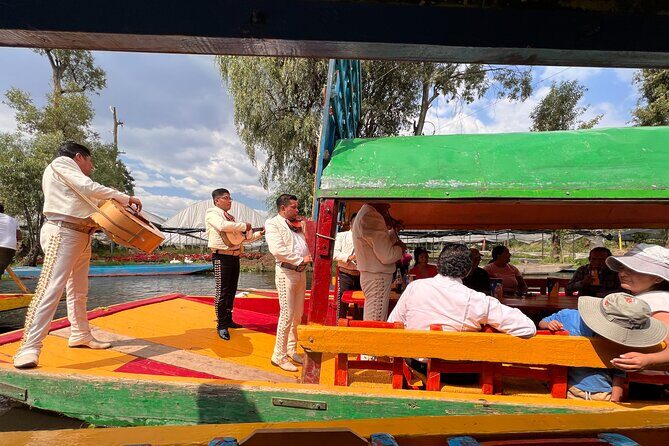 Riding Boats +Warm Mex Food+ Frida Kahlo's neighborhood (private) - What it feels like with a good guide