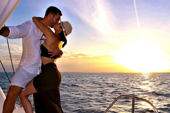 Riviera Maya Luxury Sunset Sailing plus Light Dinner and Open Bar - Open bar and light dinner: what you’re really paying for