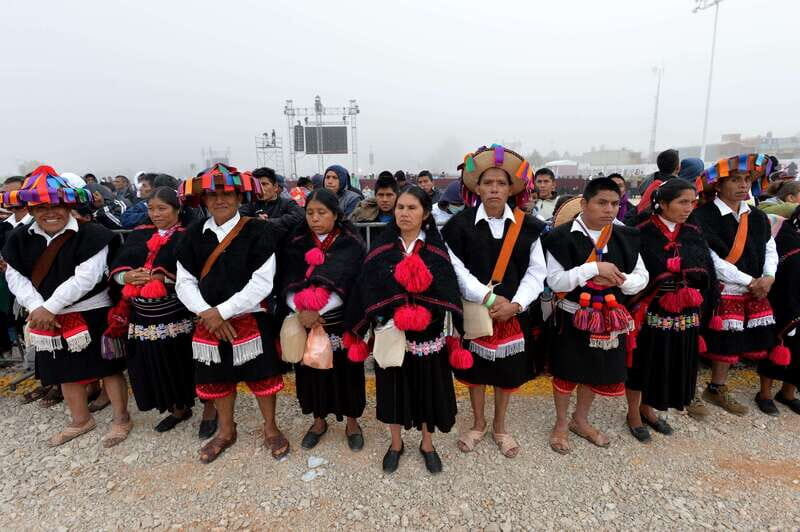 San Cristobal: Zinacantan and San Juan Chamula Tour - Zinacantán: a family visit and why textiles matter more than souvenirs