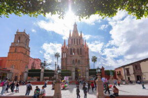 San Miguel: Landmarks and Lunch Walking Tour in English - Downtown landmarks and the “why” behind San Miguel’s streets