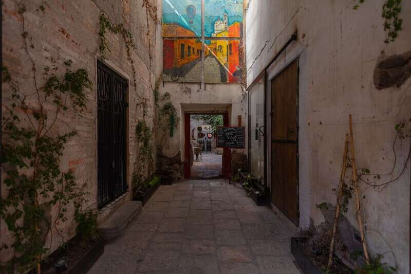 San Miguel: Landmarks and Lunch Walking Tour in English - Markets, schools, and churches: more than just pretty stops