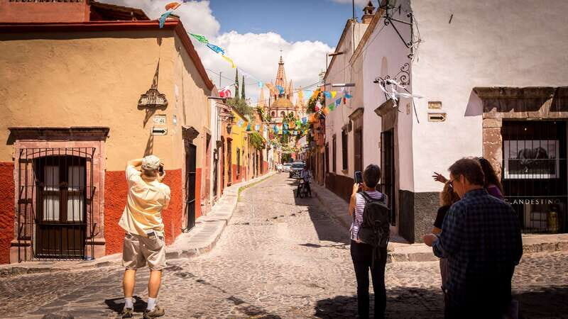 San Miguel: Landmarks and Lunch Walking Tour in English - Should you book it? My straight take