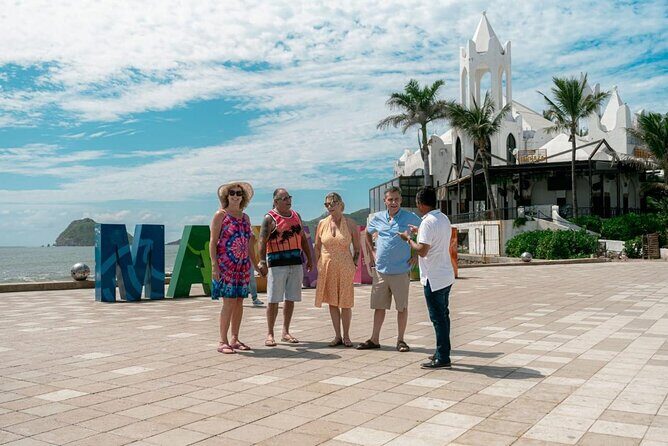 Scenic Tour in Traditional Vehicle Pneumonia in Mazatlan - Playa Olas Altas: The Cliff Divers Show and Classic Beach Energy