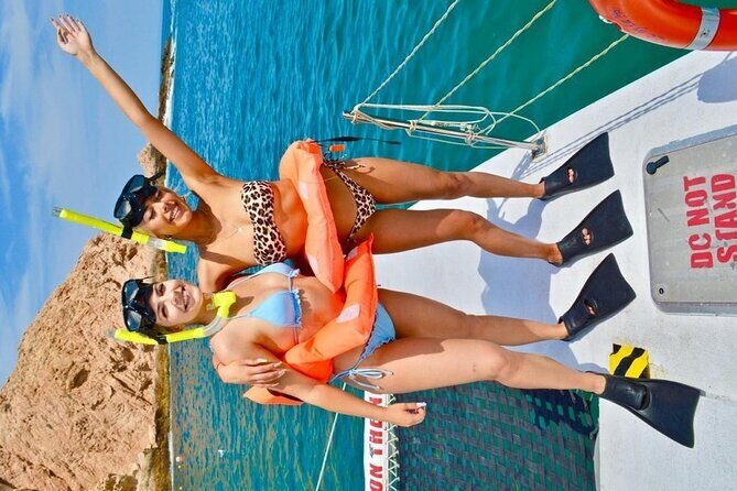 Snorkeling Catamaran Tour at Santa Maria Bay - Lunch and open bar: guacamole, chips, and when the drinks kick in