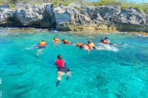Snorkeling in Isla Mujeres and Underwater Museum - Snorkeling at Lighthouse Reef: Clear Water and Guide-Led Swims