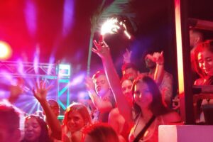 Social PubCrawl Playa del Carmen - Stop 1: Dick and Willys Daiquiri Bar and the flipcup icebreaker