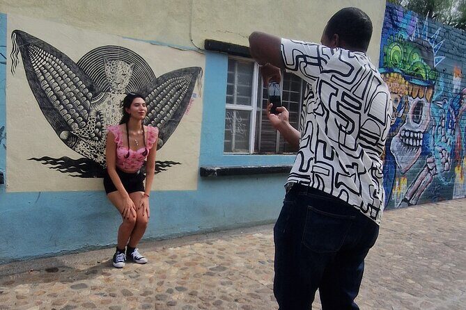 Street Art Tour With An Artist in Oaxaca - Stop 1: Los Arquitos de Xochimilco and why the “history first” move helps