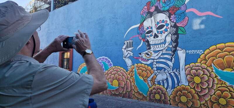 Street Art with an artist - Meeting at the cross monument and getting oriented fast