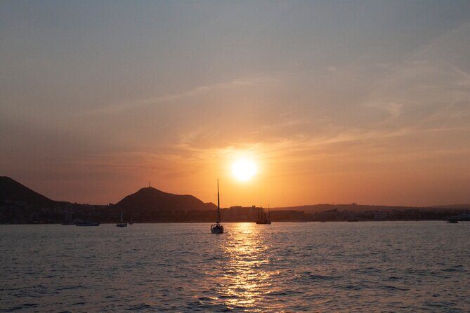 Sunset Dinner Cruise in Cabo San Lucas - Stop 1: El Arco de Cabo San Lucas (the sunset close-up)