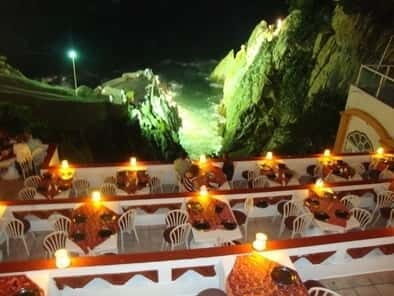 <em>Sunset High Diver Show 3Course Dinner 2 Drinks Diff Options – Key highlights you’ll actually notice’ /></p>
<ul>
<li><strong>Two High Diver Show performances</strong> from a prime viewing spot tied to La Perla Super Club</li>
<li><strong>Sunset timing</strong> built into the experience, so the sky does the work for your photos</li>
<li><strong>Small group of up to 10</strong> people, which keeps the evening from feeling chaotic</li>
<li><strong>Free hotel/resort pickup and drop-off</strong>, with a driver holding a sign showing your last name</li>
<li><strong>3-course dinner with two domestic drinks</strong> when you pick the drink option</li>
<li><strong>Driver-guide commentary in multiple languages</strong> (English, Spanish, French)</li>
</ul>
<h2 id="how-the-sunset-viewpoint-at-la-perla-shapes-the-whole-evening">How the sunset viewpoint at La Perla shapes the whole evening</h2>
<p><img width="800" height="639" decoding="async" src=