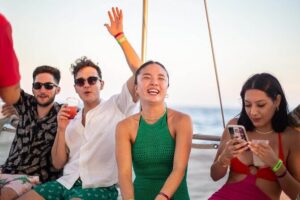 Sunset Sail Party Cruise on the Pez Gato - Open bar and DJ music: what “party cruise” really means