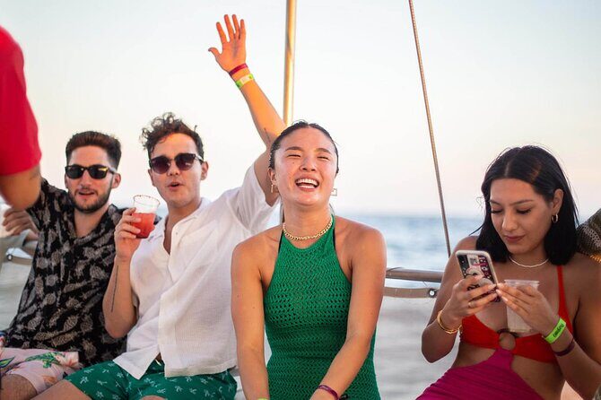 Sunset Sail Party Cruise on the Pez Gato - Open bar and DJ music: what “party cruise” really means