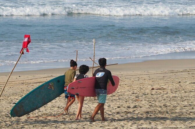 Surf Classes in Puerto Escondido - Starting at Av. Hidalgo: getting geared up fast