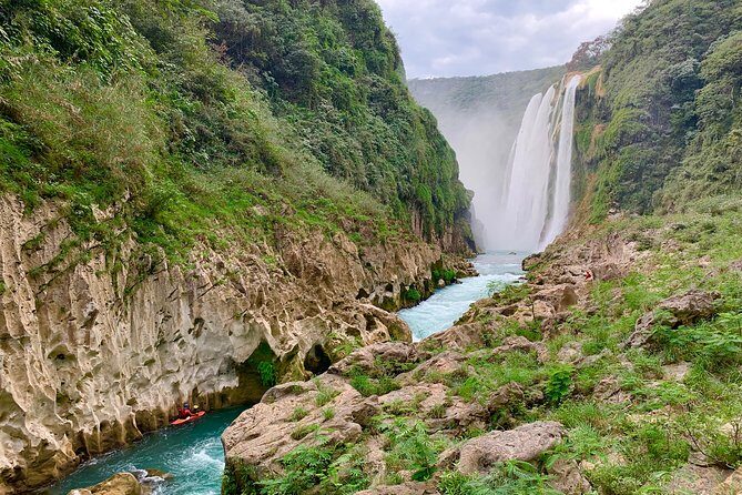 Tamul waterfall and water cave on a wooden canoe - Key highlights before you go