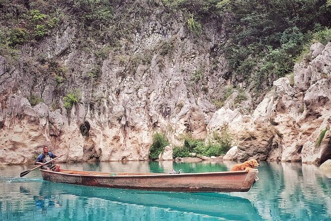 Tamul waterfall and water cave on a wooden canoe - Tamul Waterfall: the rock-in-the-river photo stop