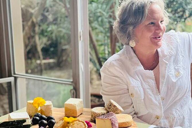 Taste of Europe in Mexico: History and Flavors of Artisan Cheese - Building the French-inspired cheeseboard: the skill you’ll use back home