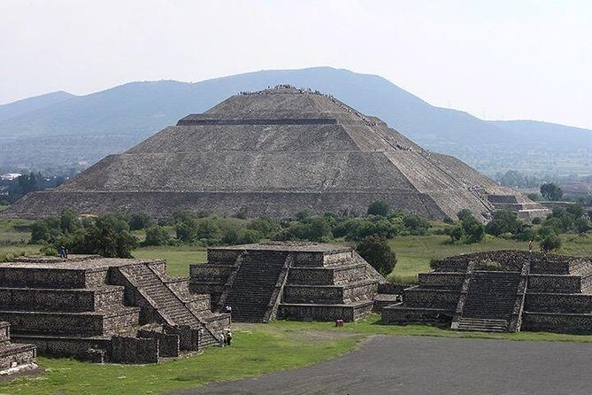 Teotihuacan and Basilica of Guadalupe with mezcal, tequila & handcrafts - Basilica de Santa María de Guadalupe: a free stop that hits different