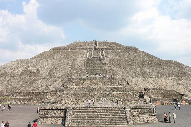 Teotihuacan and Basilica of Guadalupe with mezcal, tequila & handcrafts - Mezcal or tequila tasting plus local handicrafts shopping