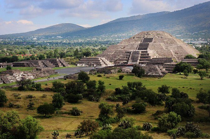 Teotihuacan & Basilica Guadalupe Tour with lunch - Basilica de Guadalupe and Tepeyac Hill: spiritual stop with real-world pacing