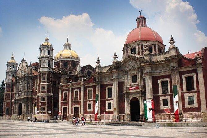 Teotihuacan & Basilica Guadalupe Tour with lunch - Lunch that actually keeps the day moving