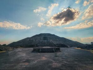 Teotihuacan from Mexico City with early access - The bus ride and first break: a calm setup before the ruins